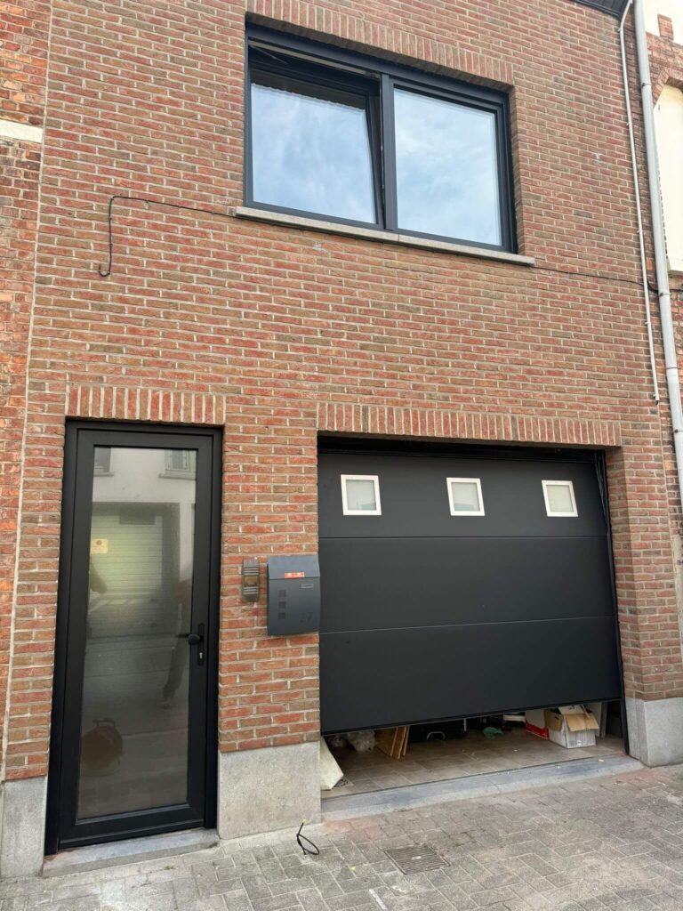 Garagepoort in het zwart
