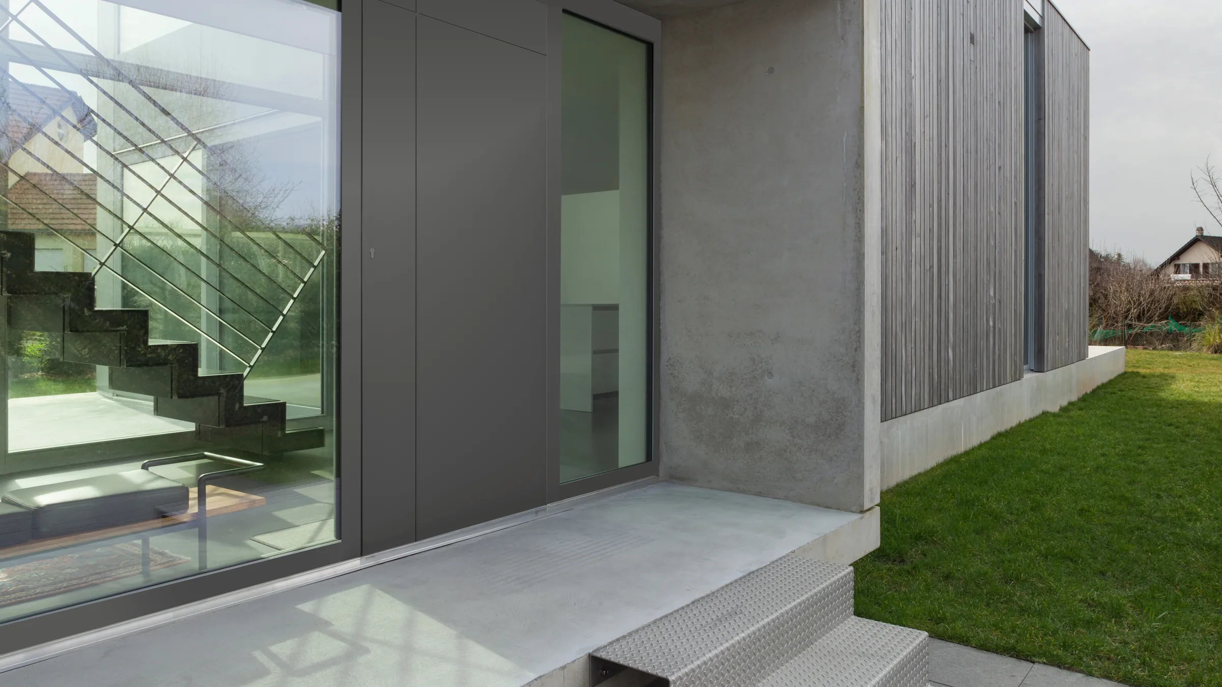 Aluminium deuren: moderne woning met grijze aluminium voordeur en grote ramen
