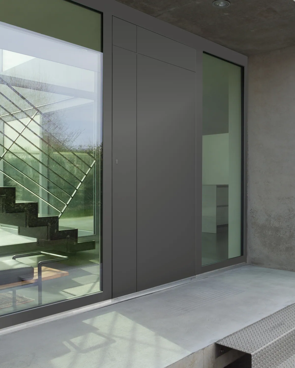 Moderne woning met grijze voordeur en groot raam