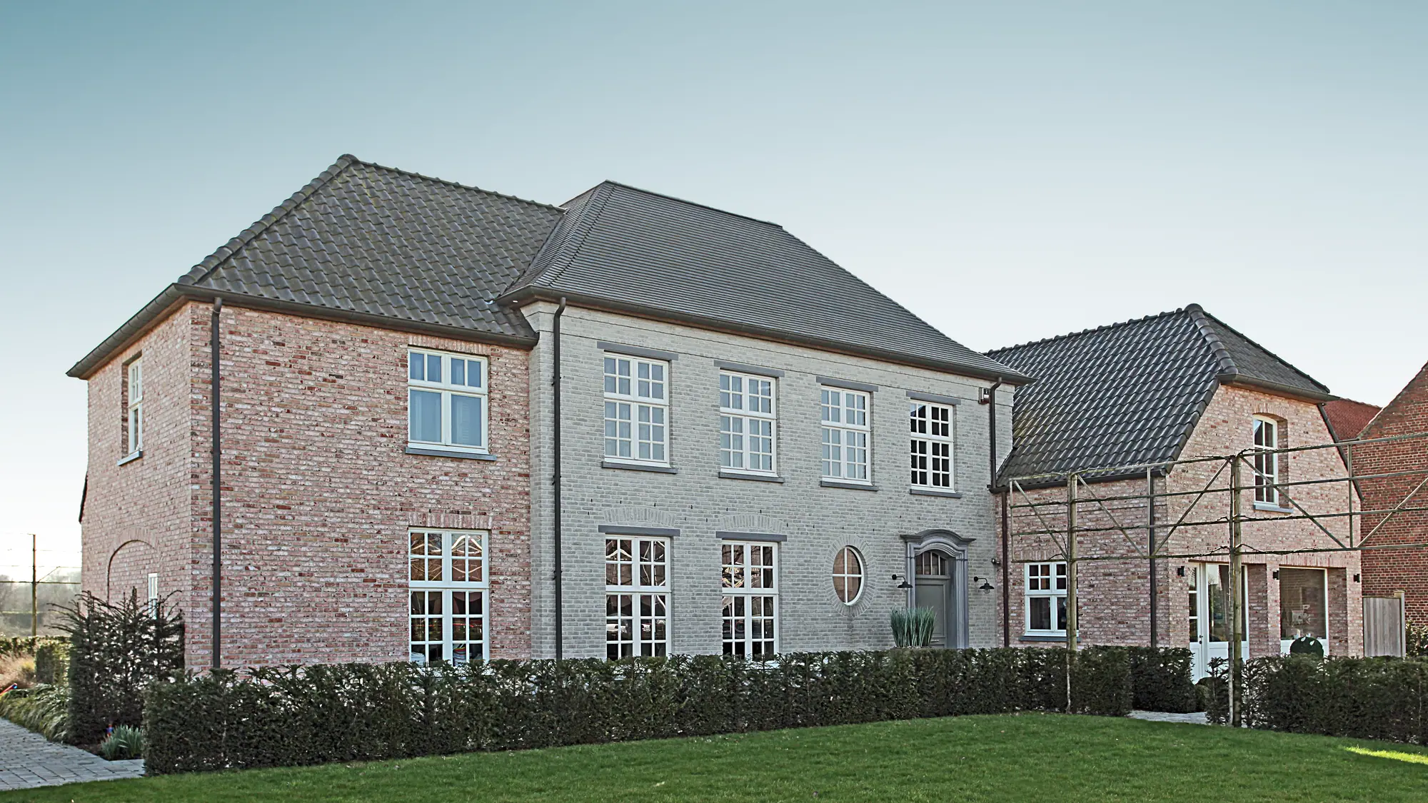 Catalogus buitendeuren: klassieke woning met witte ramen