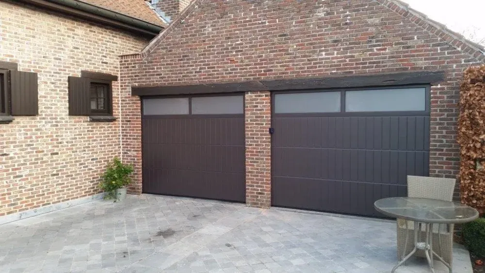 Twee donkerbruine garagepoorten met vensterstrook