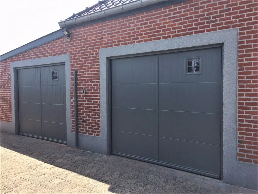 Grijze garagepoorten met venster