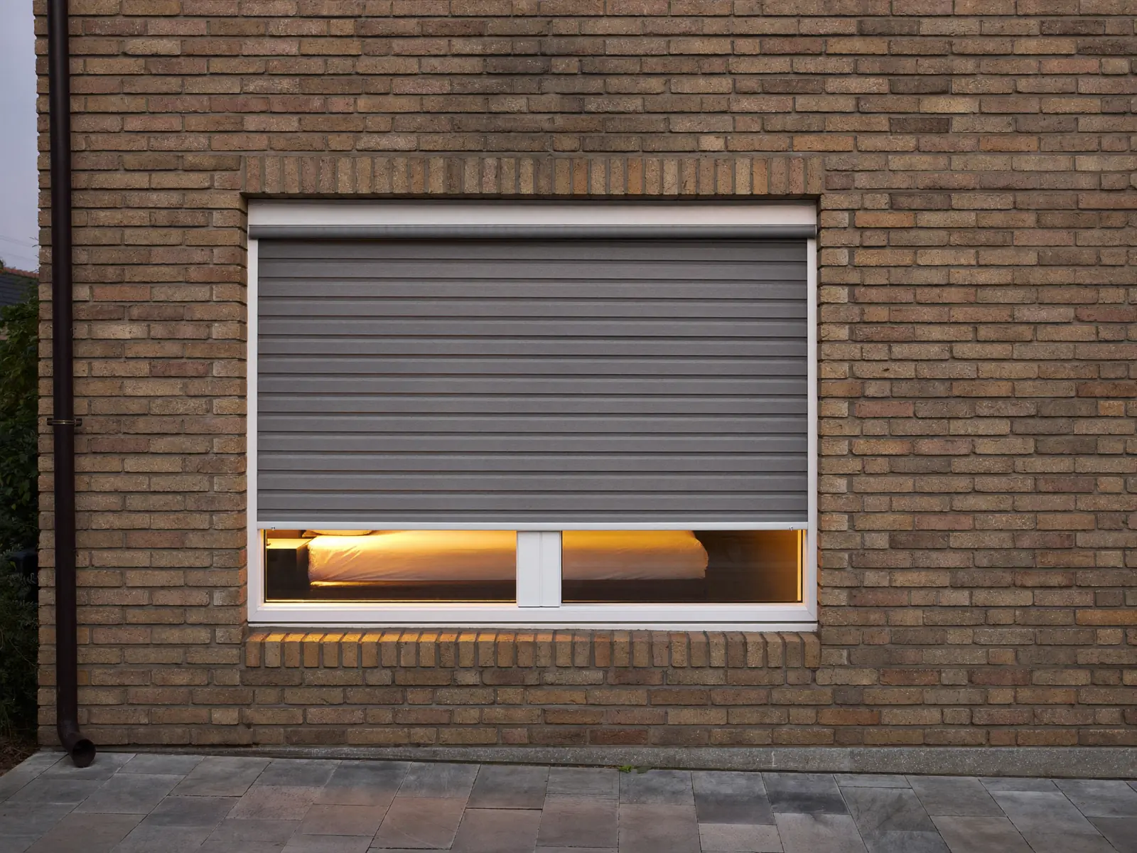 Aluminium rolluik op maat voor een slaapkamerraam