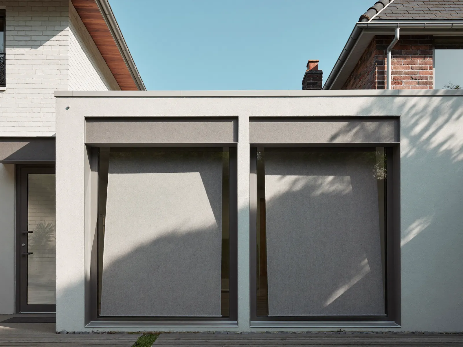 Screens op maat aan een moderne woning