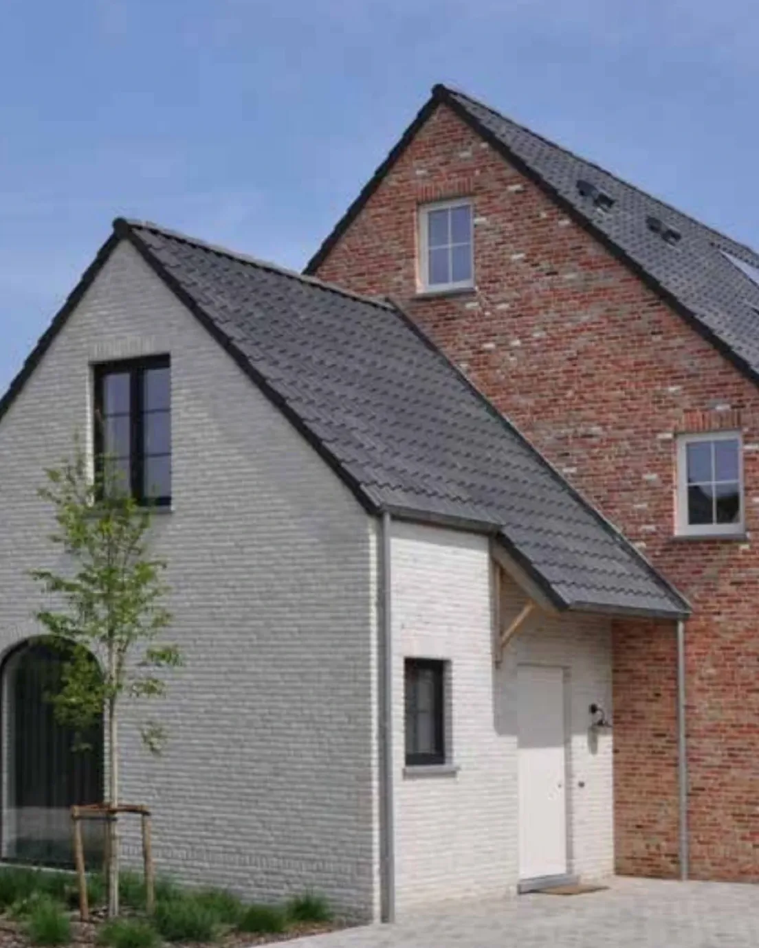 PVC ramen met roedes in een woning van witte en rode baksteen