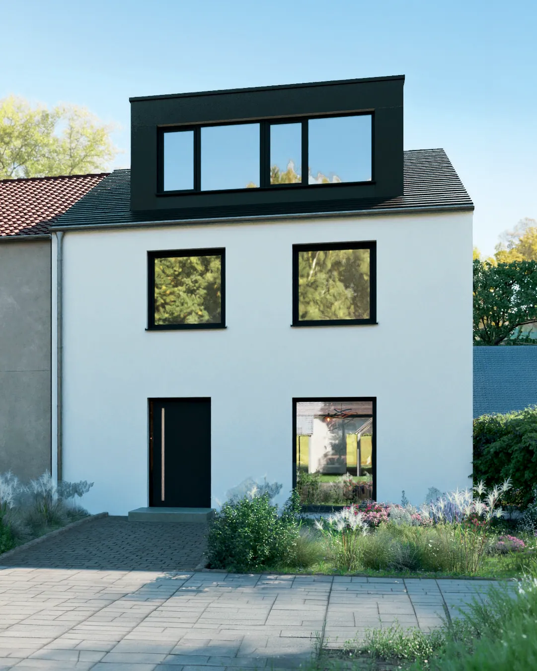 PVC deuren en ramen in een gerenoveerde rijwoning met zwarte voordeur