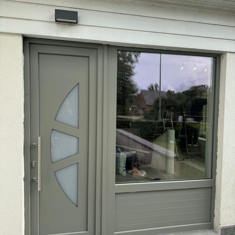 Beige greize ramen en deuren