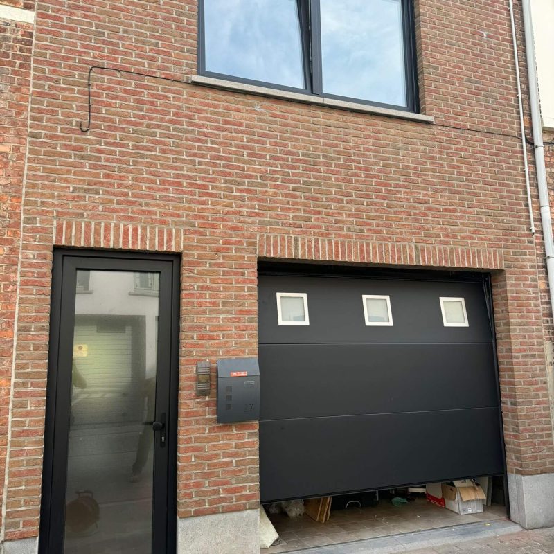 Garagepoort in het zwart